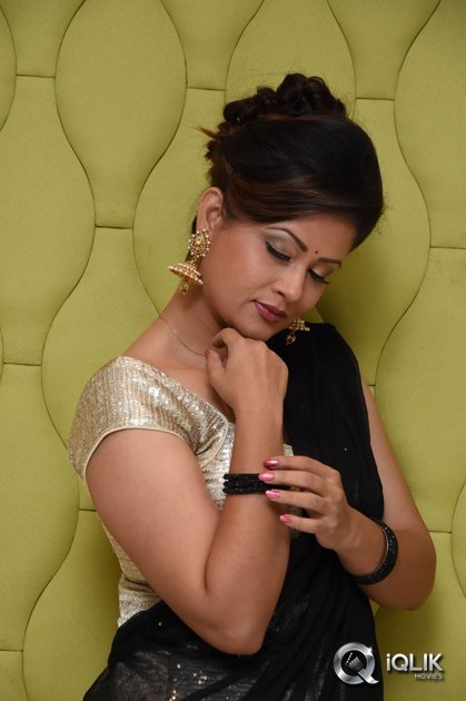 Shilpa-Chakravarthy-at-Jeelakarra-Bellam-Movie-Music-Launch